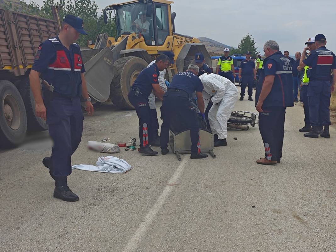 Konya yolunda feci kaza! Belediyeye ait kamyon motosikletli genci ezdi! 1